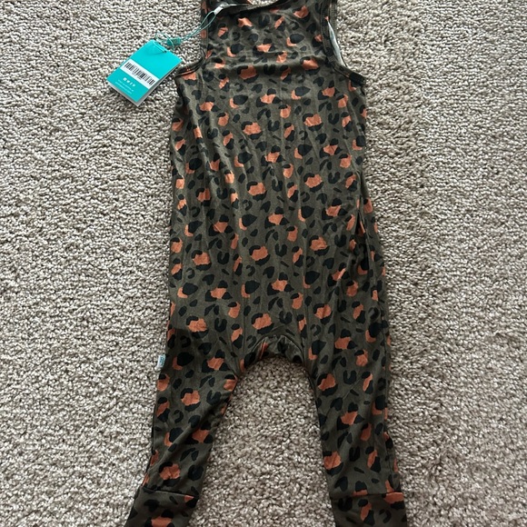 Posh Peanut Eli Racerback Henley Romper 2T unisex (Sold out Cheetah Print - Picture 4 of 11